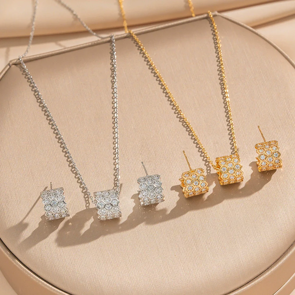 Wholesale Women's Jewelry Set Honeycomb Pattern Light Luxury Style Gold Plated Environmentally Friendly Copper O Word Chain Necklace And Earrings