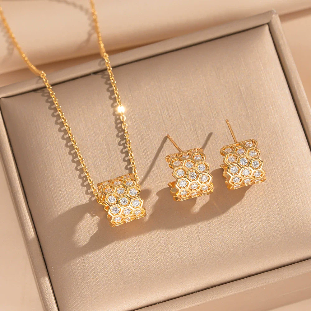 Wholesale Women's Jewelry Set Honeycomb Pattern Light Luxury Style Gold Plated Environmentally Friendly Copper O Word Chain Necklace And Earrings - Image 2