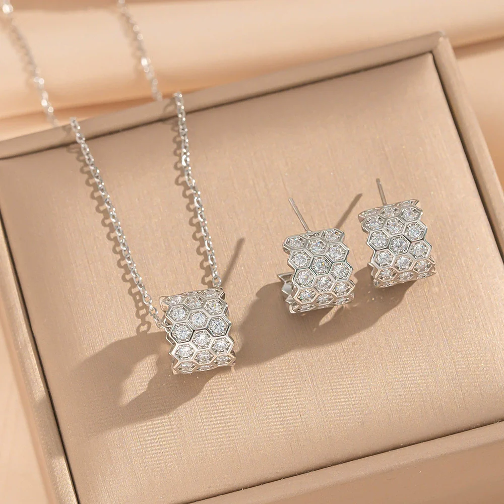 Wholesale Women's Jewelry Set Honeycomb Pattern Light Luxury Style Gold Plated Environmentally Friendly Copper O Word Chain Necklace And Earrings - Image 3