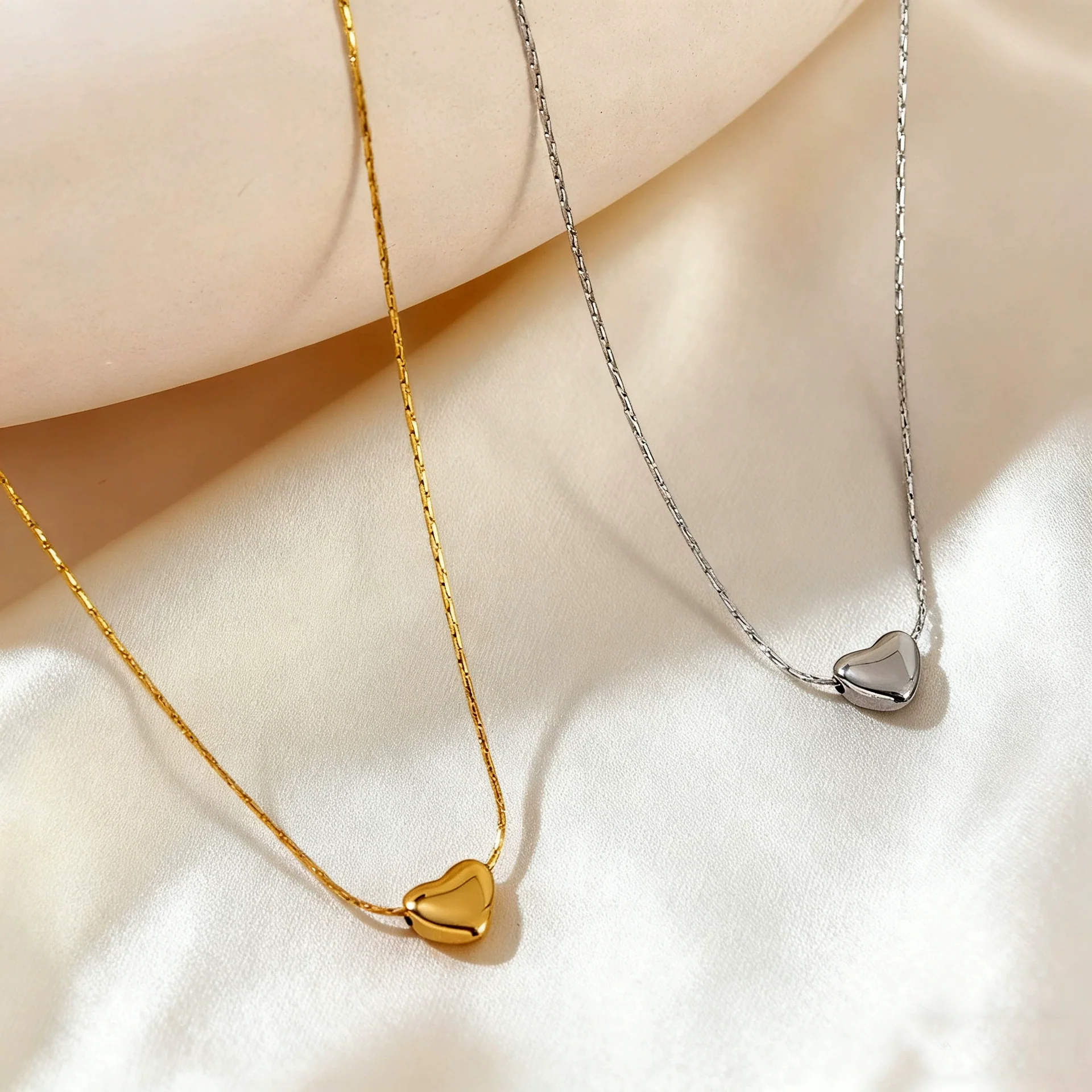 Wholesale Women's Light Luxury 18K Gold Electroplated Heart Shape Stainless Steel And Titanium Steel Pendant Clavicle Necklace