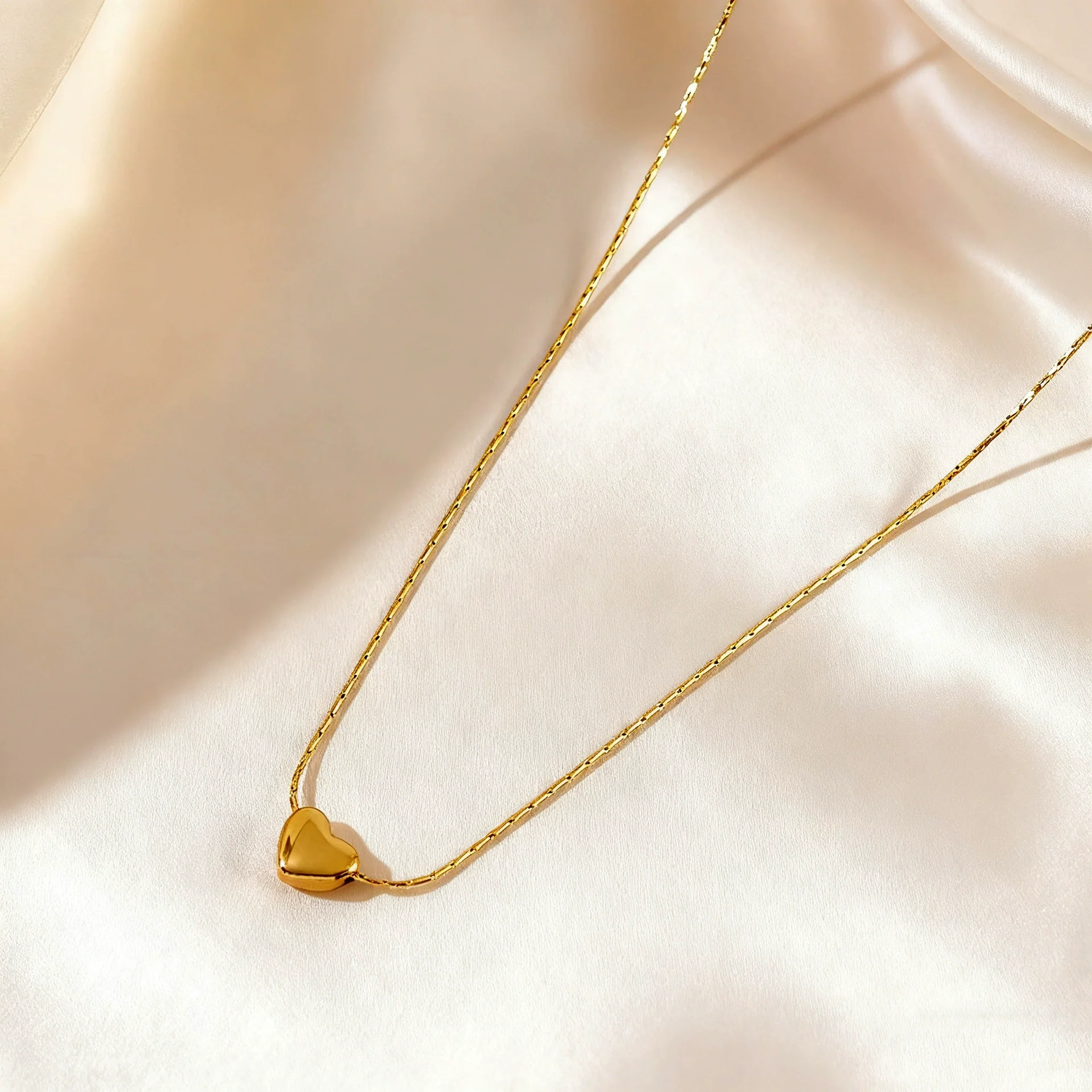 Wholesale Women's Light Luxury 18K Gold Electroplated Heart Shape Stainless Steel And Titanium Steel Pendant Clavicle Necklace - Image 2
