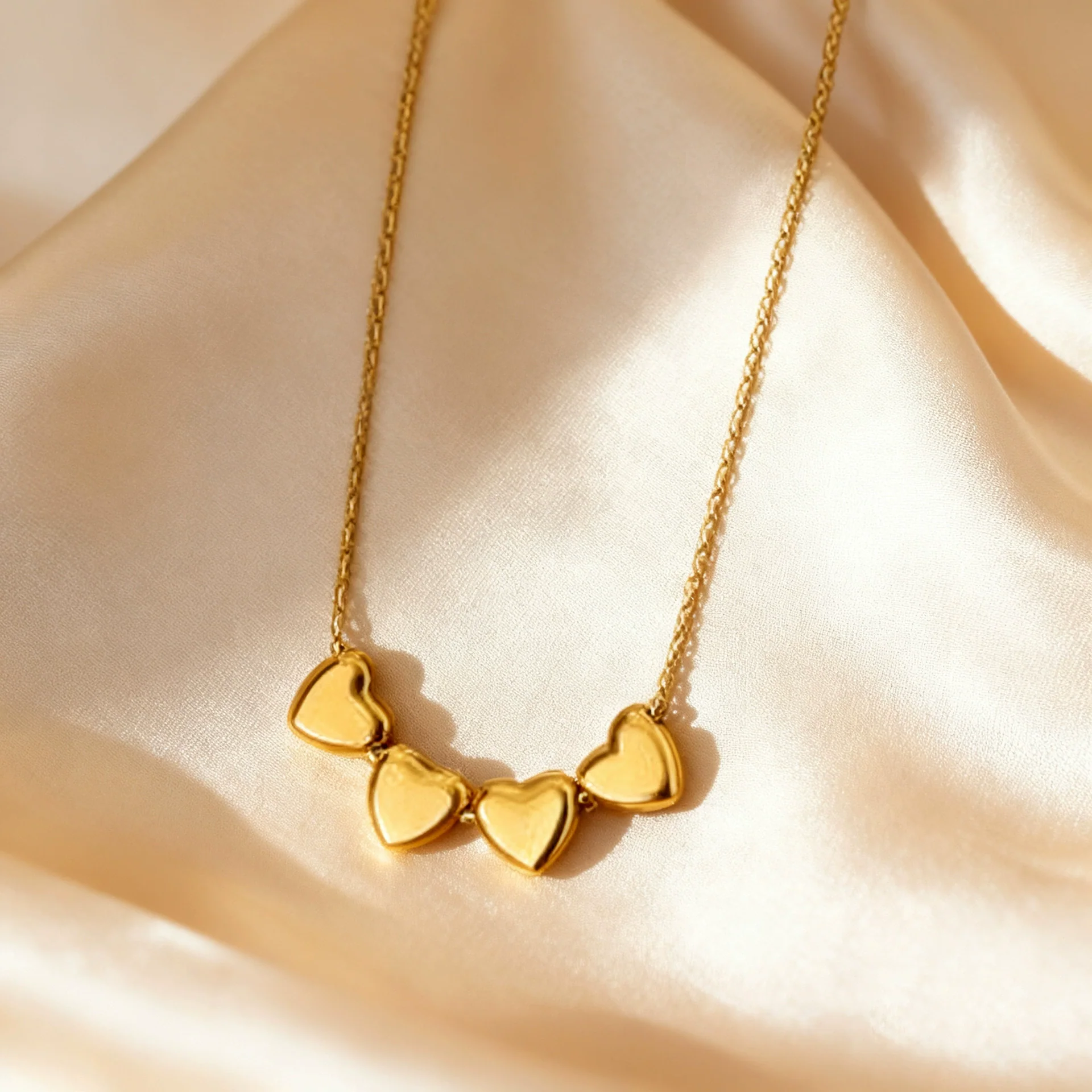Wholesale Women's Light Luxury 18K Gold Electroplated Heart Shape Stainless Steel And Titanium Steel Pendant Clavicle Necklace - Image 4