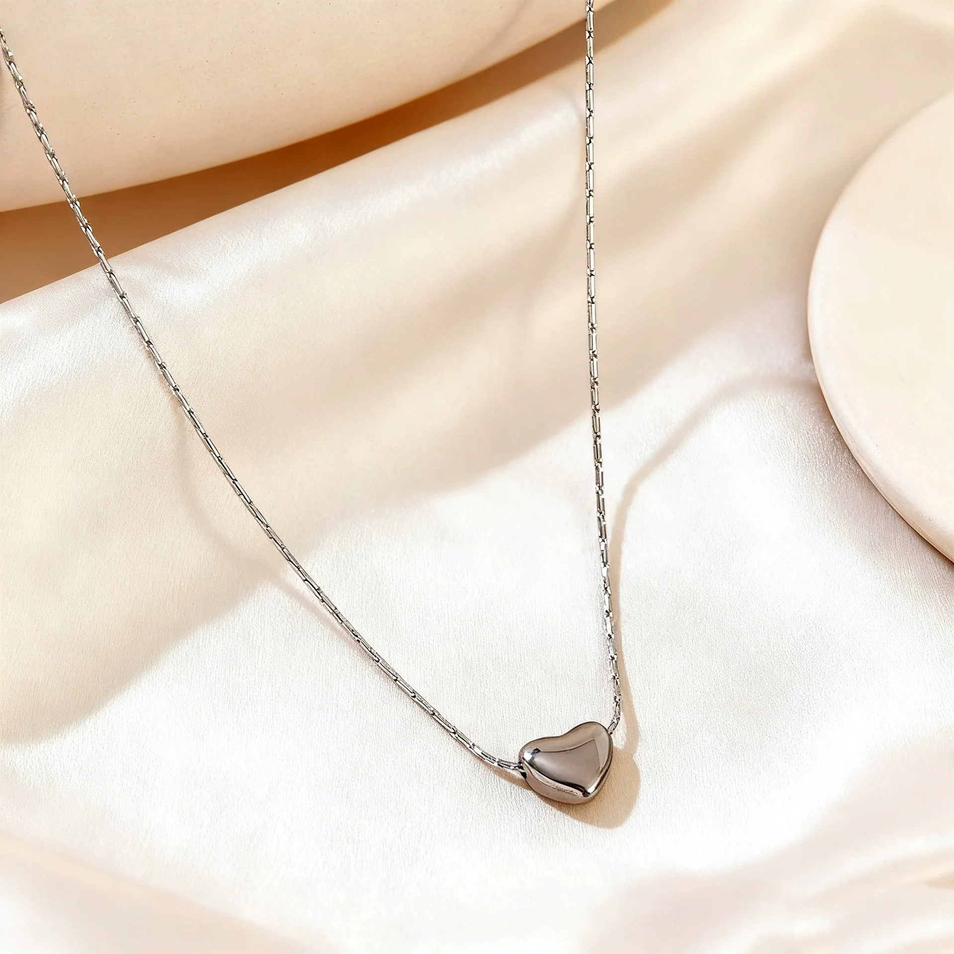 Wholesale Women's Light Luxury 18K Gold Electroplated Heart Shape Stainless Steel And Titanium Steel Pendant Clavicle Necklace - Image 6
