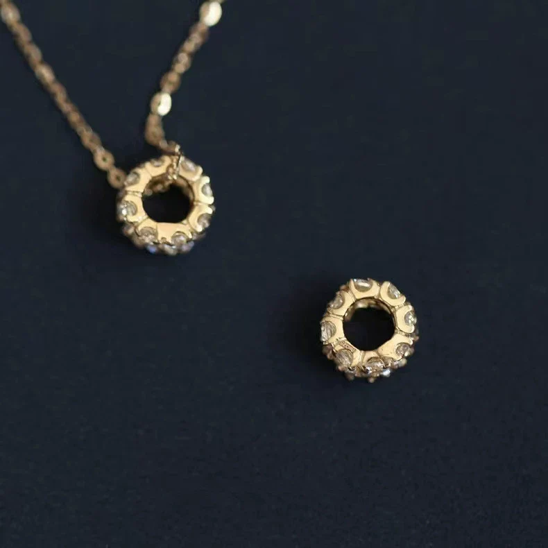 Wholesale Women's Light Luxury 925 Sterling Silver Necklace With Geometric Cylindrical Pendant Microinlaid With Zircon And Plated 14K Gold And Diamond Design - Image 3