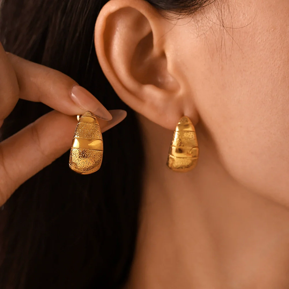 Wholesale Women's Light Luxury Geometric Stainless Steel Crescent Earrings 18K Gold Plated
