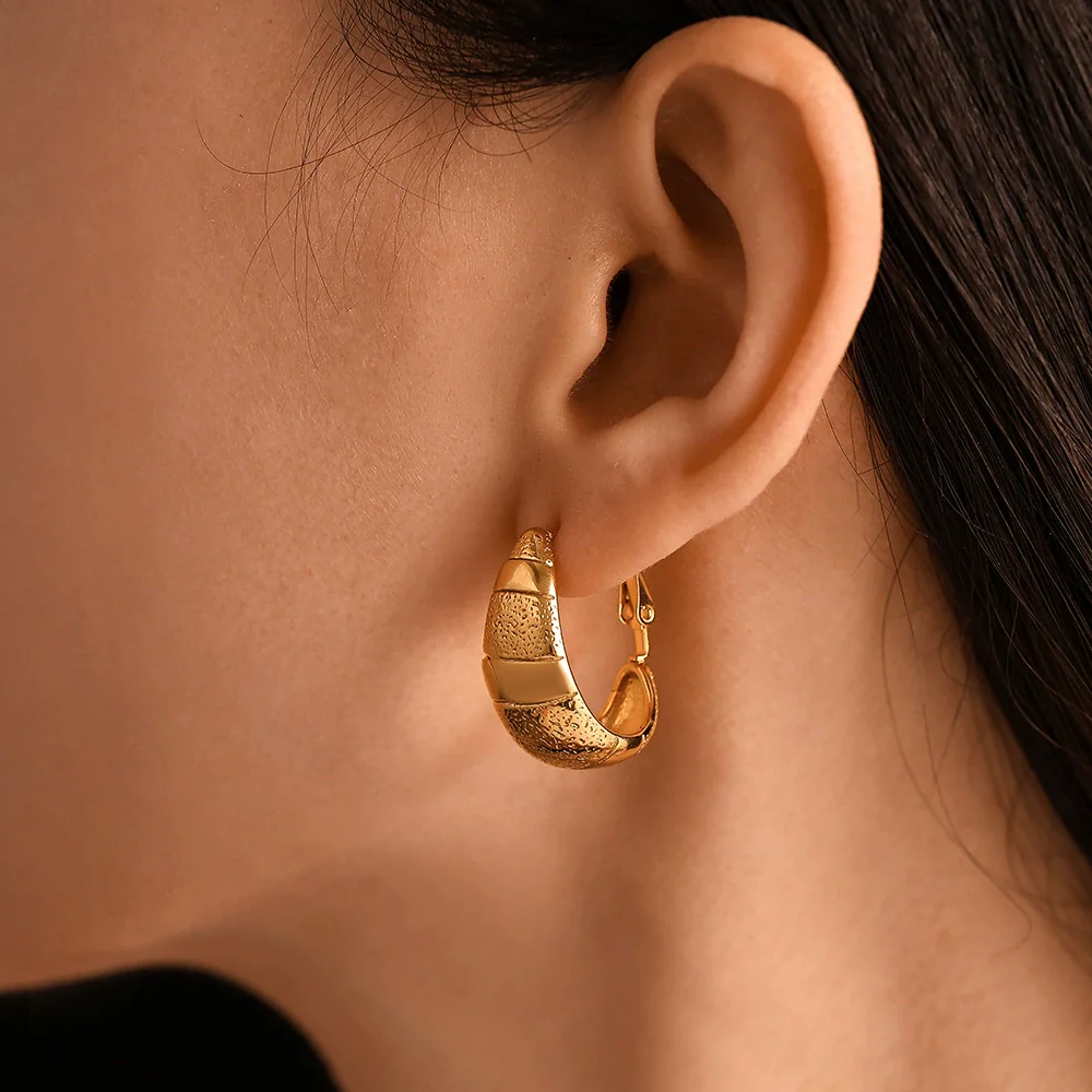 Wholesale Women's Light Luxury Geometric Stainless Steel Crescent Earrings 18K Gold Plated - Image 2