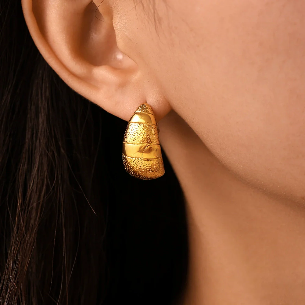 Wholesale Women's Light Luxury Geometric Stainless Steel Crescent Earrings 18K Gold Plated - Image 3
