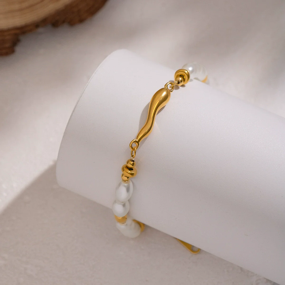 Wholesale Women's Light Luxury Minimalist Real Gold Plated Stainless Steel Irregular Geometric Pearl Shell Beads Beaded Bracelet Hand Jewelry - Image 3