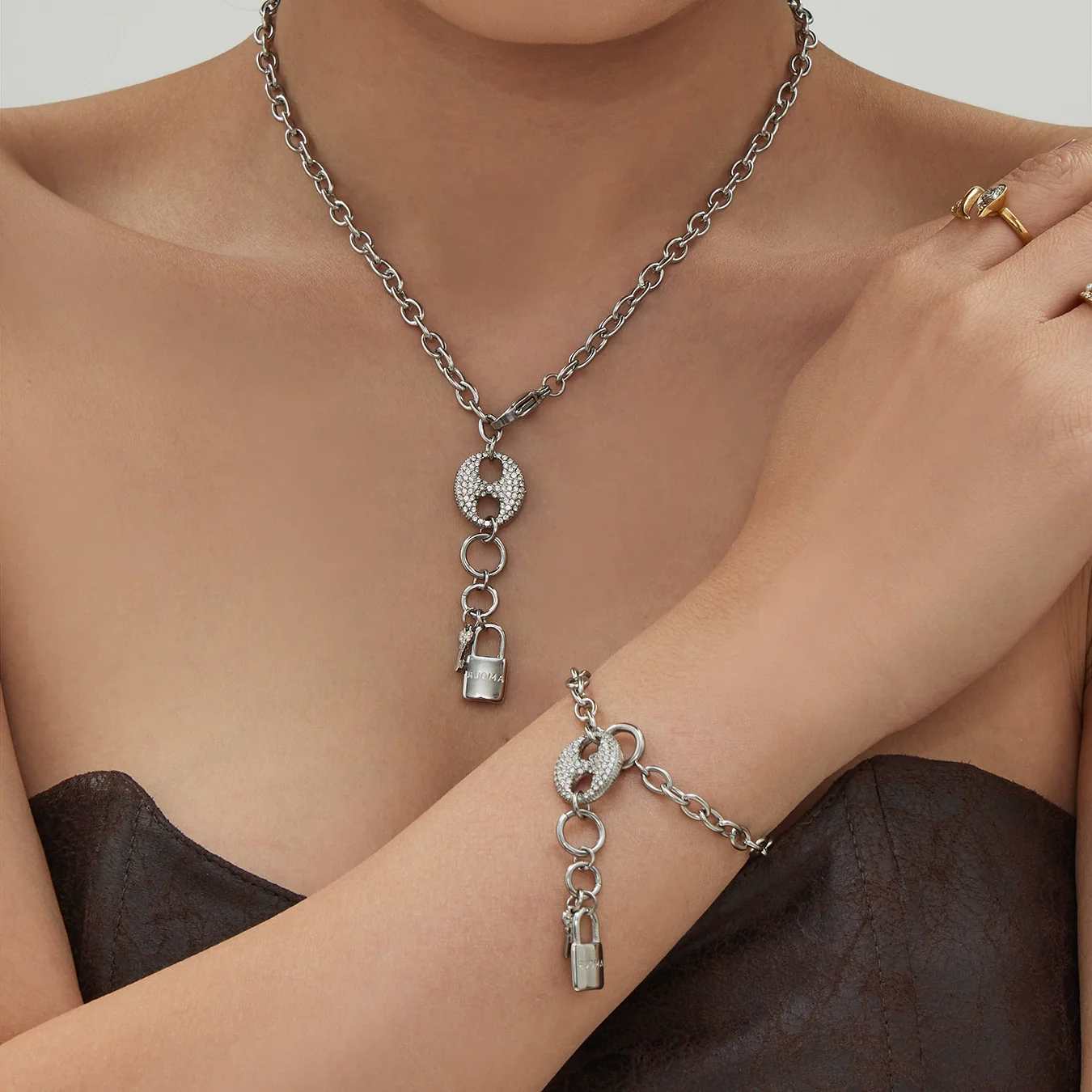 Wholesale Women's Light Luxury Stainless Steel And Zircon Pig Nose Lock Tassel Pendant 18K Real Gold Plated Necklace And Bracelet Set - Image 4