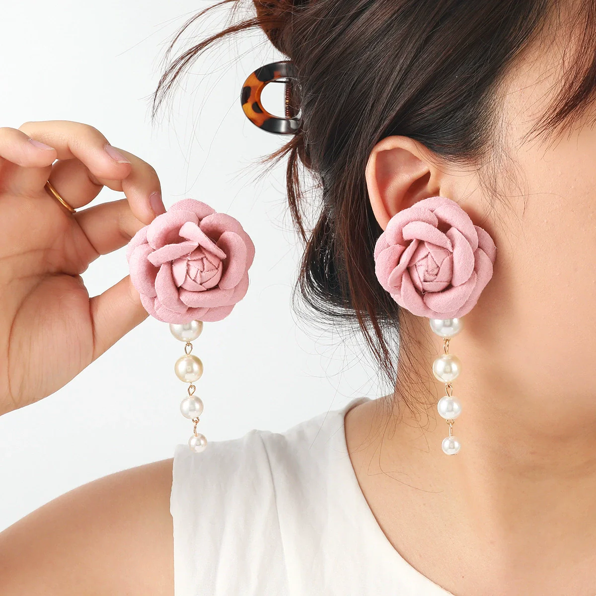 Wholesale Women's Light Luxury Style Hand Knitted Imitation Pearl Flower Earrings - Image 3