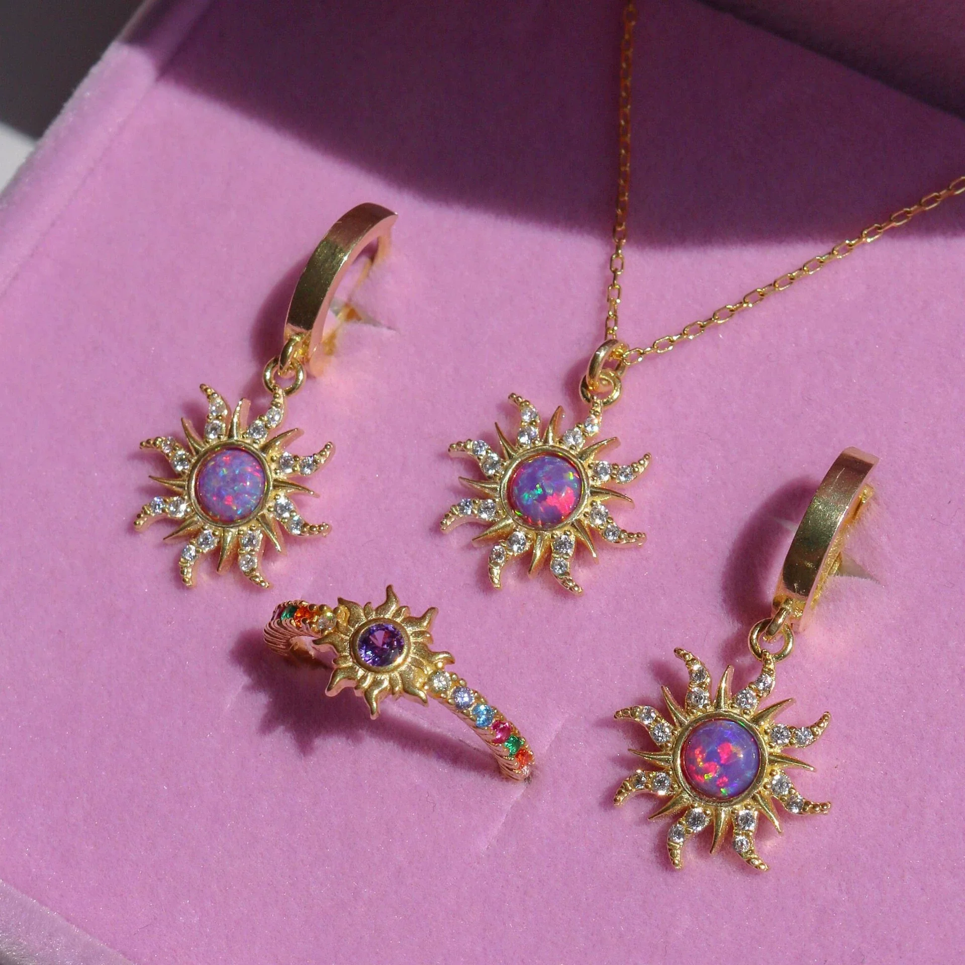 Wholesale Women's Literature And Art Style Copper Necklace With Geometric Zircon Pendant And Diamond Treatment