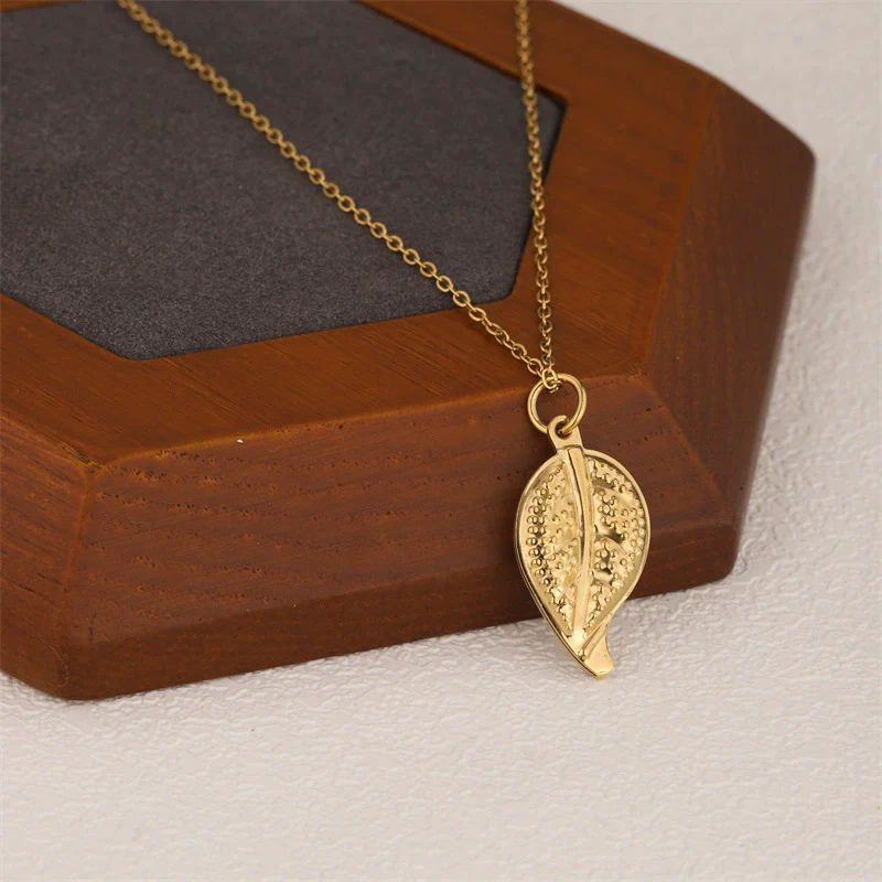 Wholesale Women's Minimalist Geometric 18K Gold Plated Stainless Steel Cross Chain Leaf Clavicle Necklace