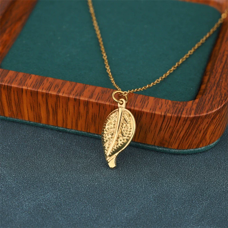 Wholesale Women's Minimalist Geometric 18K Gold Plated Stainless Steel Cross Chain Leaf Clavicle Necklace - Image 2