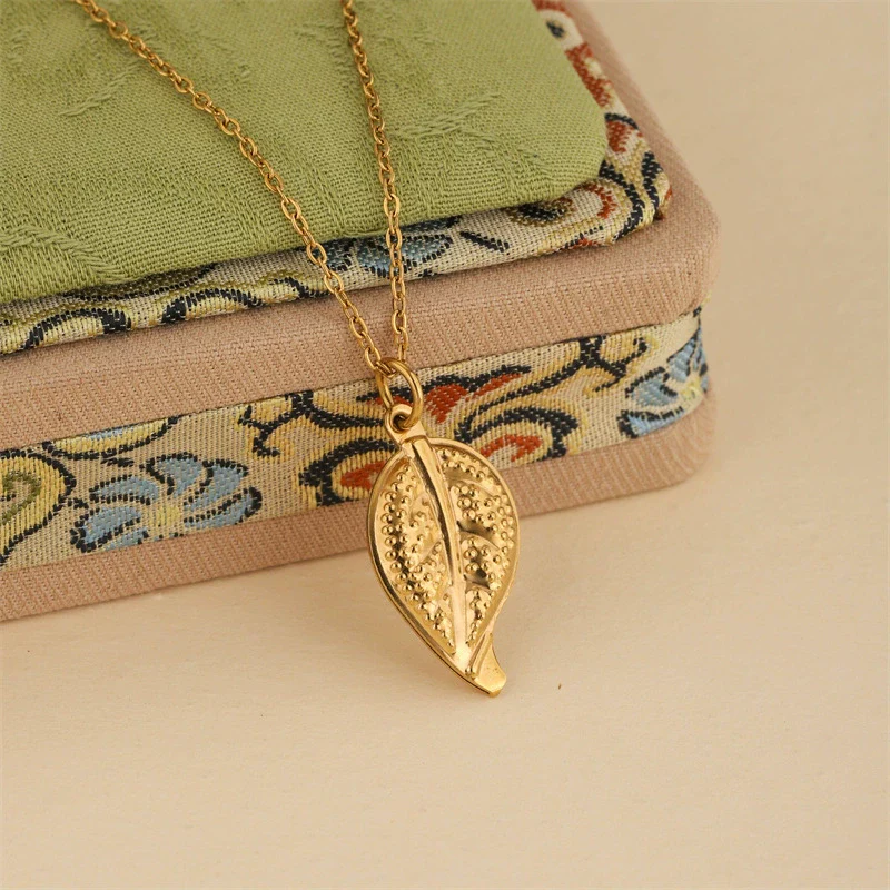 Wholesale Women's Minimalist Geometric 18K Gold Plated Stainless Steel Cross Chain Leaf Clavicle Necklace - Image 3