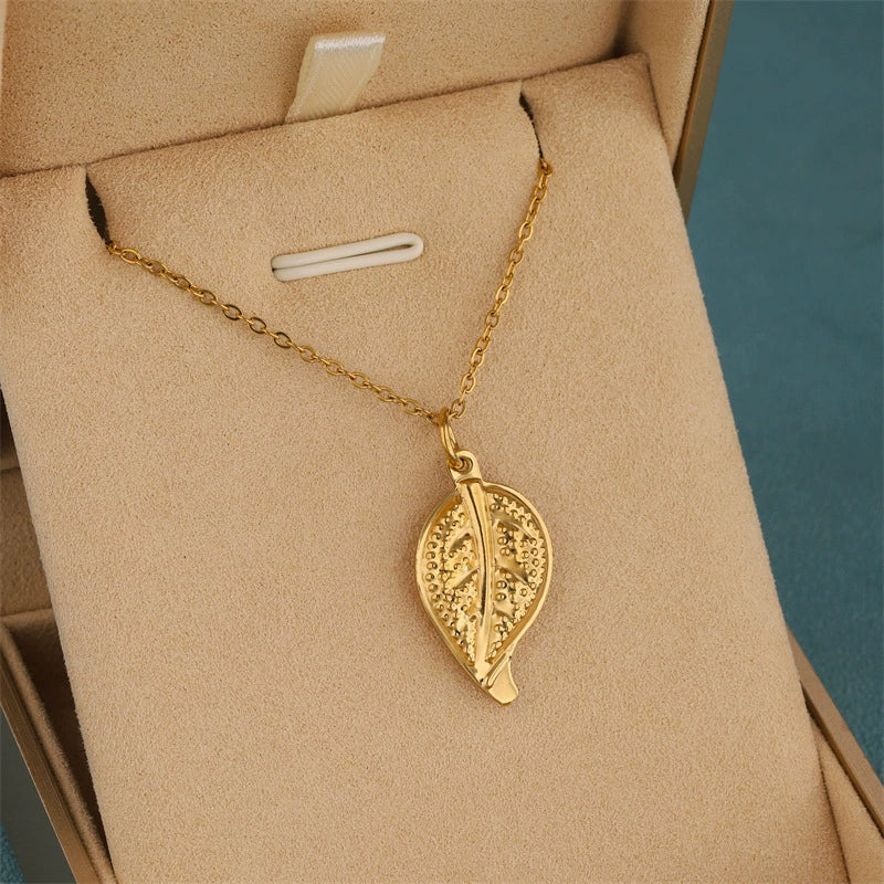 Wholesale Women's Minimalist Geometric 18K Gold Plated Stainless Steel Cross Chain Leaf Clavicle Necklace - Image 4