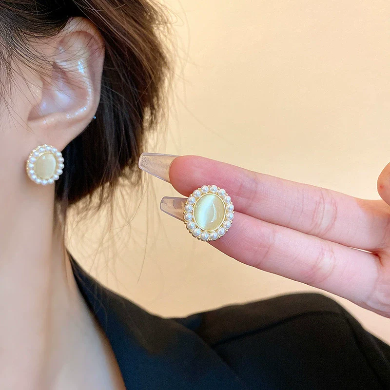 Wholesale Women's Retro Cat's Eye Pearl Alloy Earrings With Geometric Pattern And Electroplating Process