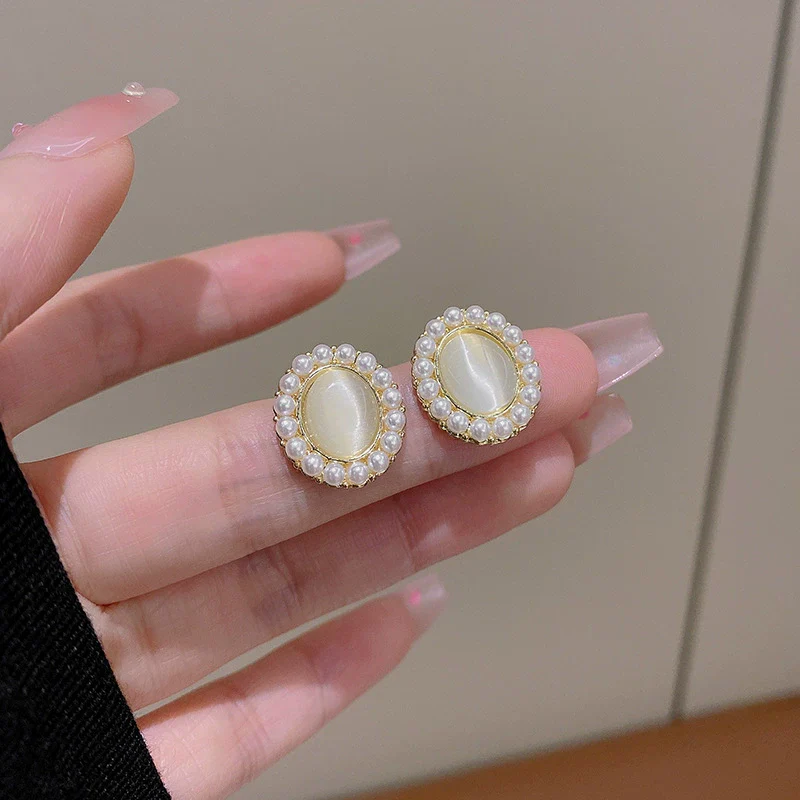 Wholesale Women's Retro Cat's Eye Pearl Alloy Earrings With Geometric Pattern And Electroplating Process - Image 2