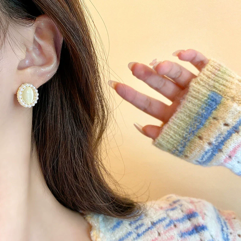 Wholesale Women's Retro Cat's Eye Pearl Alloy Earrings With Geometric Pattern And Electroplating Process - Image 3