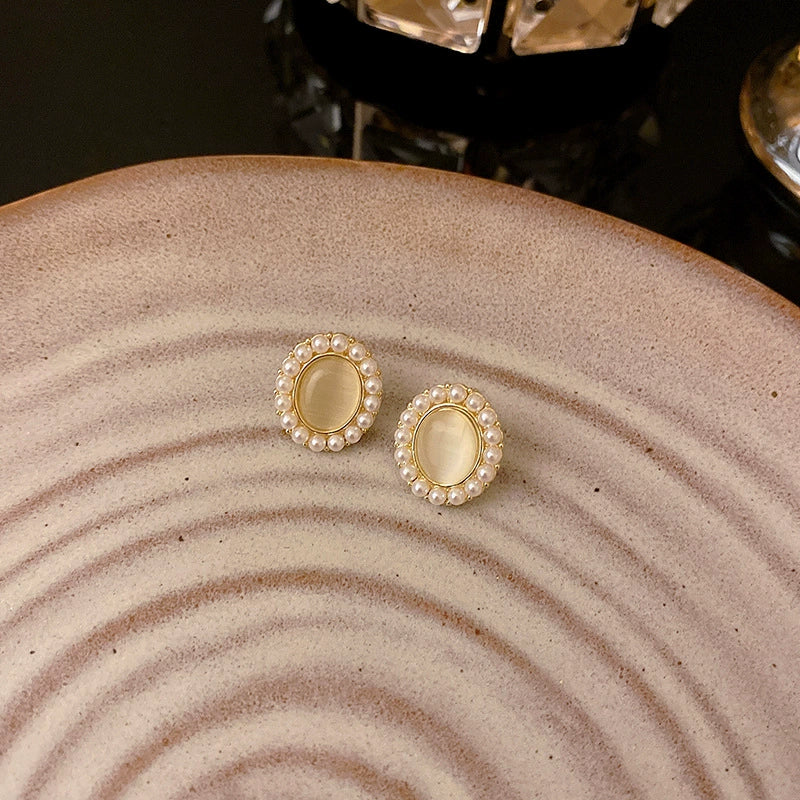 Wholesale Women's Retro Cat's Eye Pearl Alloy Earrings With Geometric Pattern And Electroplating Process - Image 4