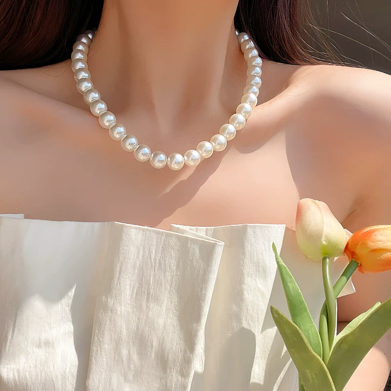 Wholesale Women's Retro French Imitation Pearl And Copper Geometric Clavicle Chain Necklace With Electroplating - Image 10