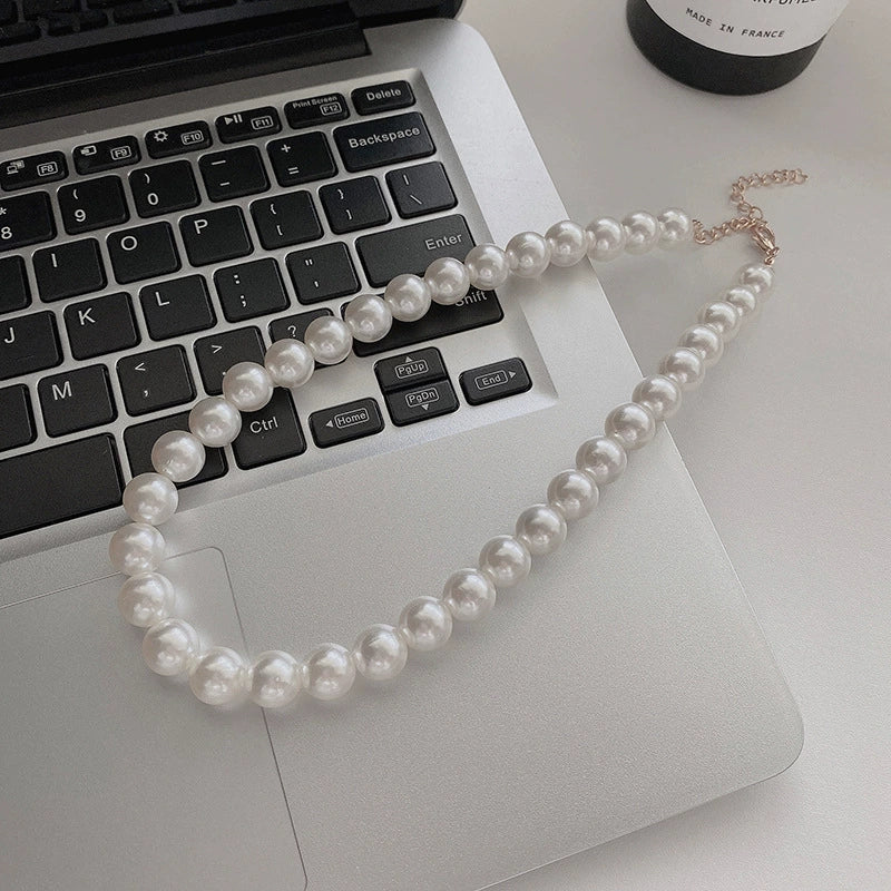 Wholesale Women's Retro French Imitation Pearl And Copper Geometric Clavicle Chain Necklace With Electroplating - Image 9