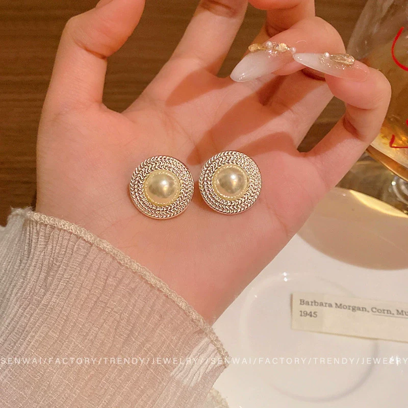 Wholesale Women's Retro French Round Alloy Geometric Earrings With Electroplating - Image 6