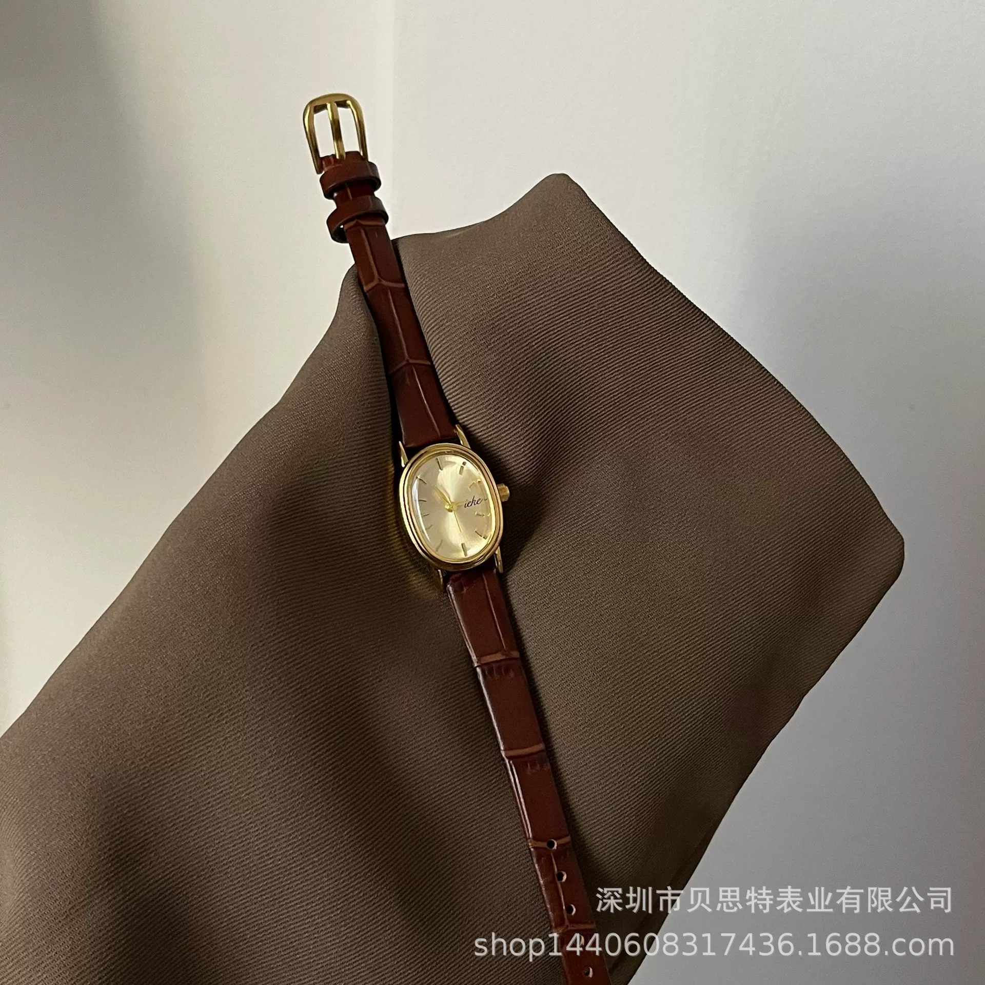 Wholesale Women's Retro Oval Alloy Case Leather Strap Watch Medieval Style - Image 3