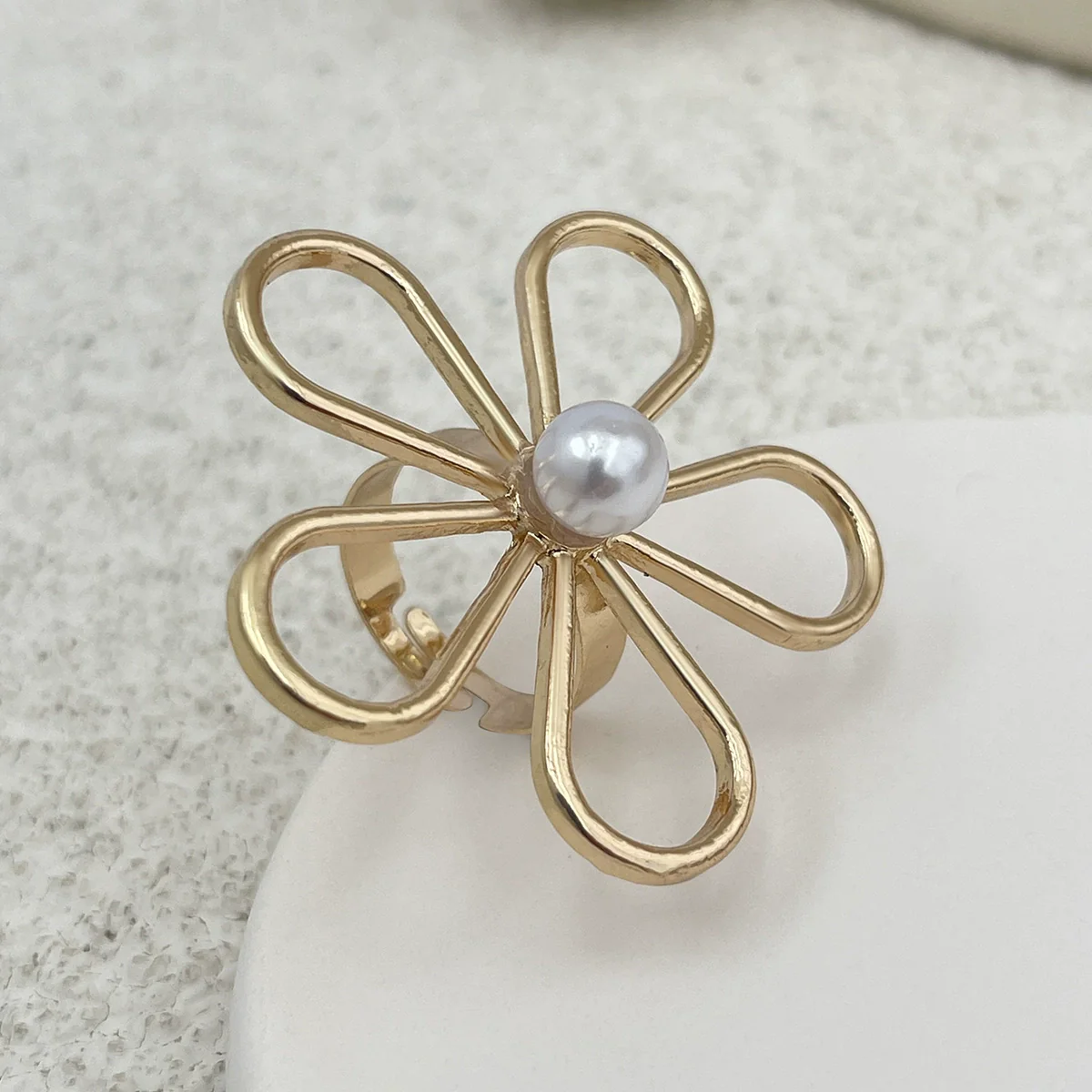 Wholesale Women's Ring Imitation Pearl Hollow Flower Geometric Electroplating - Image 7