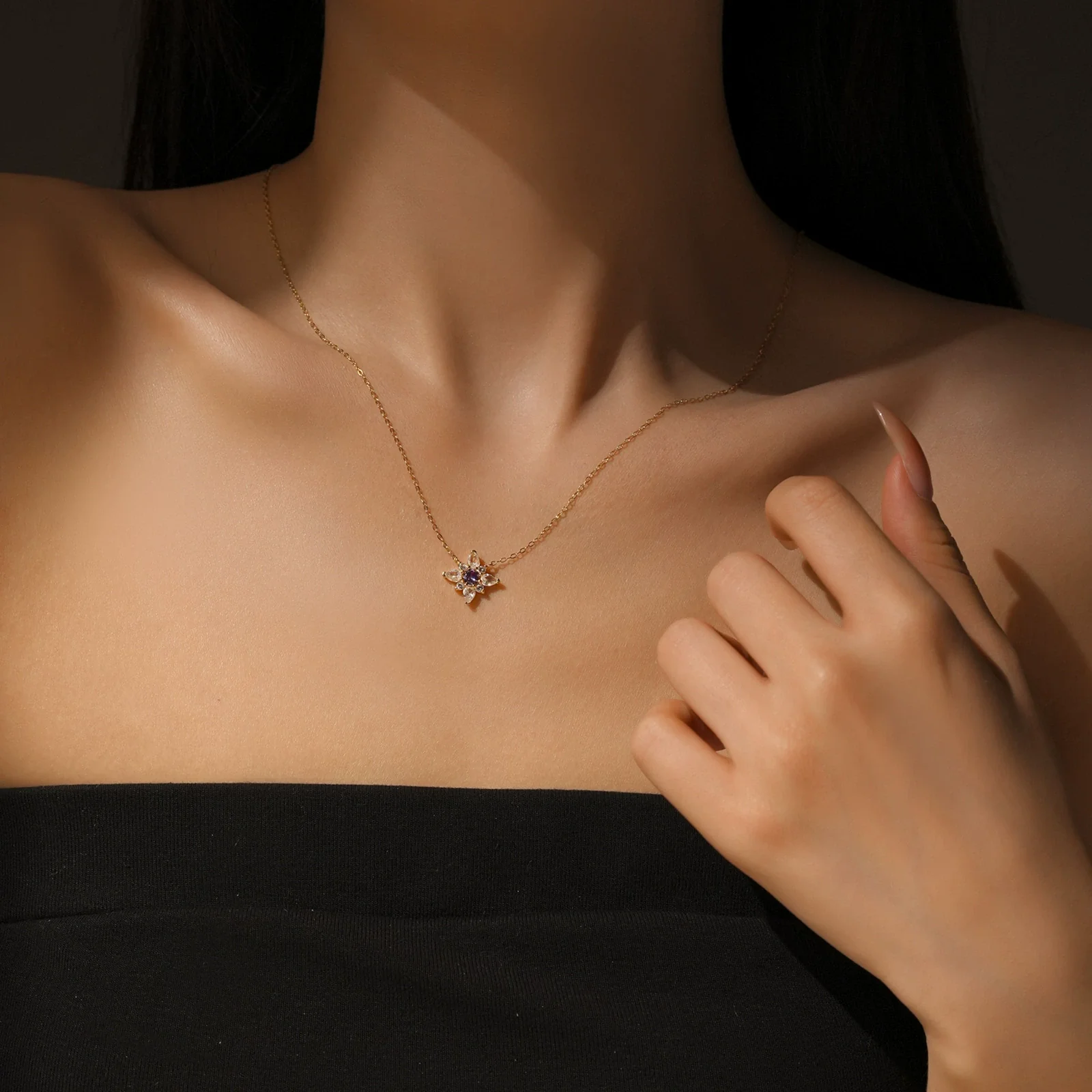 Wholesale Women's Silver 925 Sterling Flower Pendant Clavicle Chain With Geometric Pattern And Electroplated Platinum 18K Gold Design - Image 2