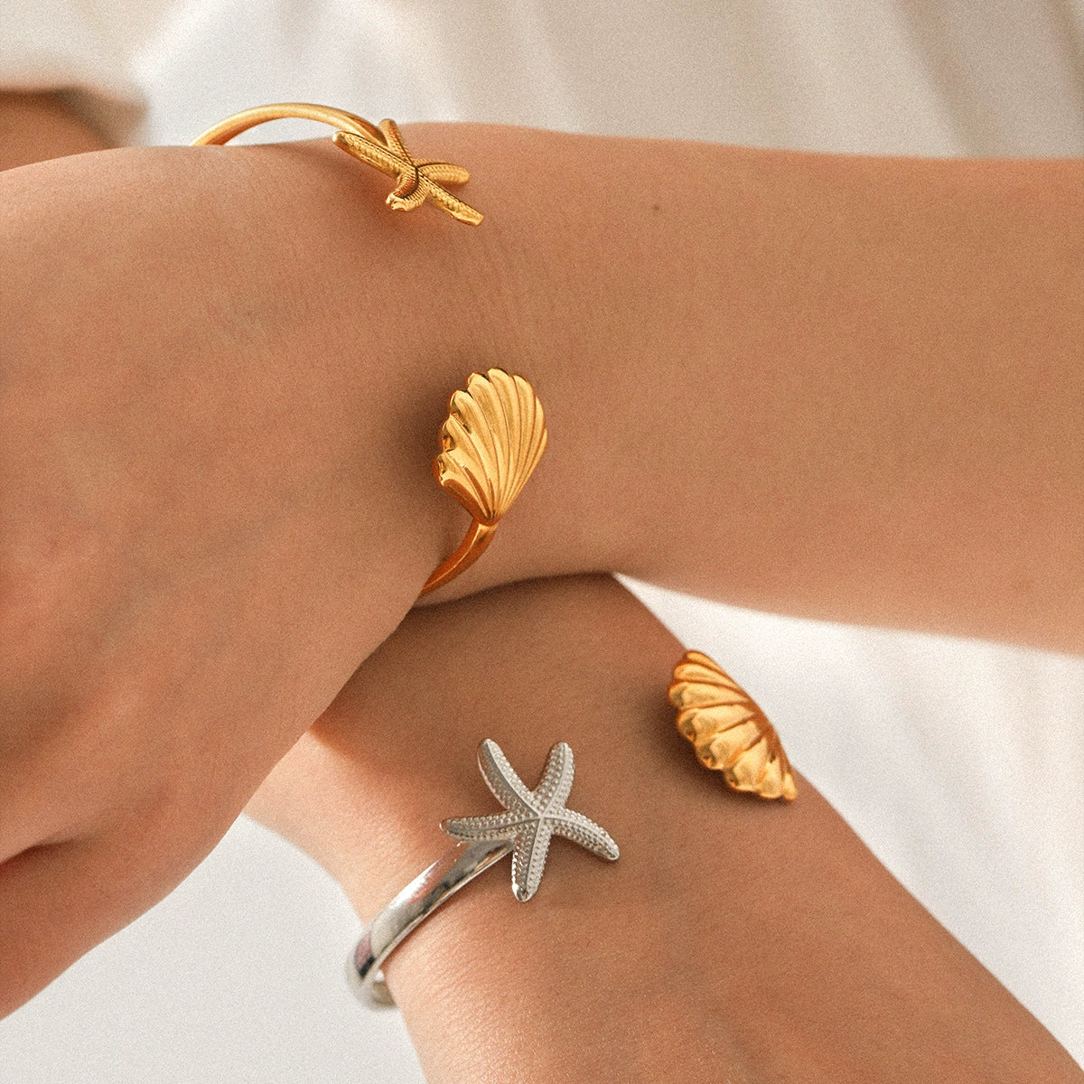 Wholesale Women's Stainless Steel And Shell Electroplated Starfish Ocean Element Open Bracelet Jewelry