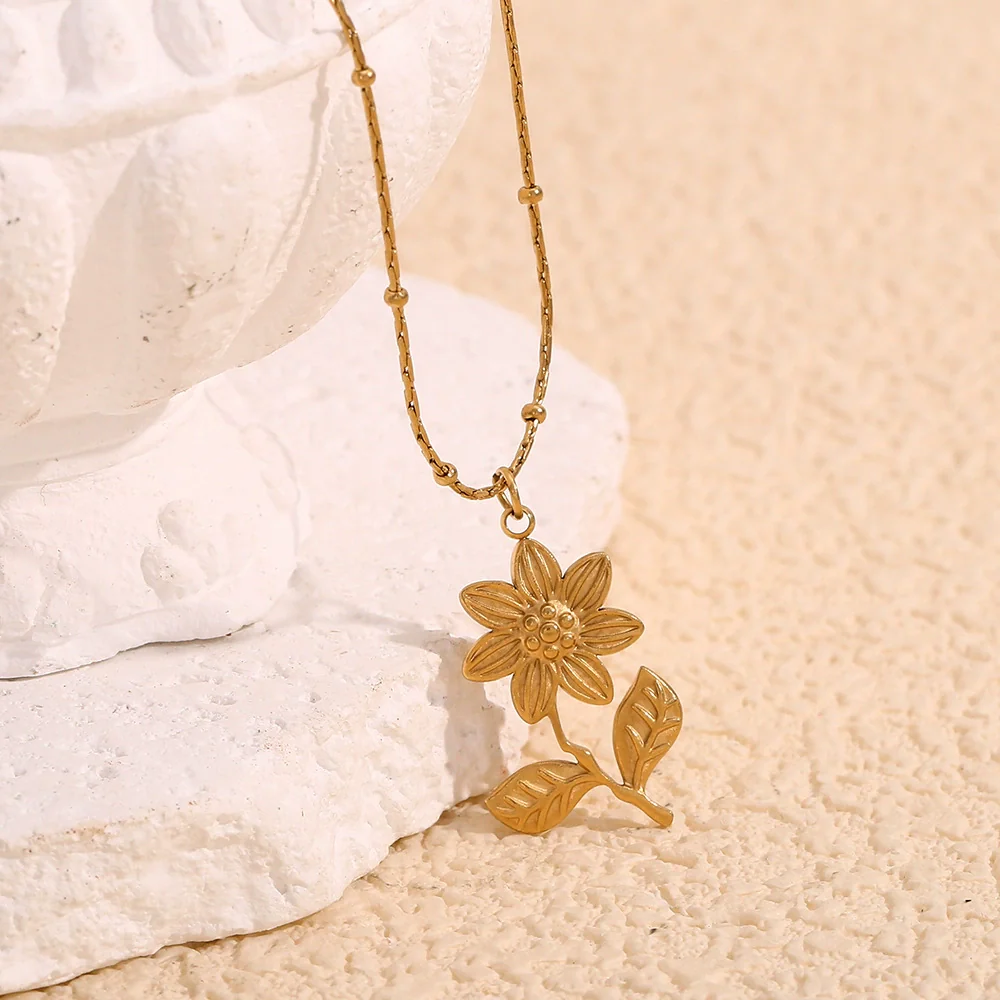 Wholesale Women's Stainless Steel And Titanium Steel Flower Pattern Electroplated 18K Gold Lotus Pendant Necklace