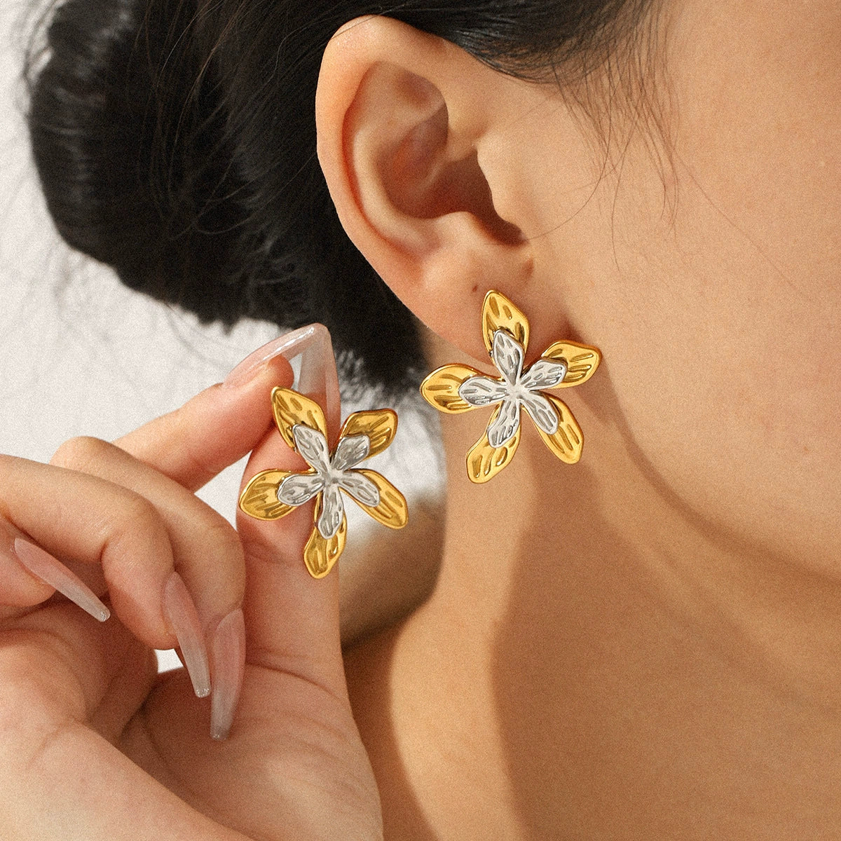 Wholesale Women's Stainless Steel Electroplated Hammered Geometric And Flower Earrings - Image 2