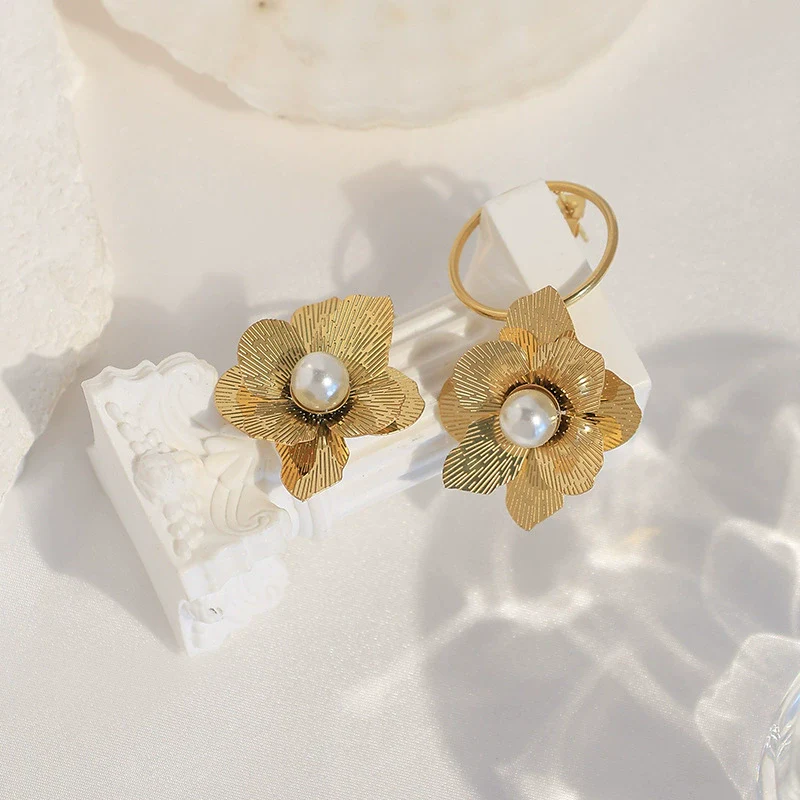 Wholesale Women's Stainless Steel Flower Tassel Pearl Earrings With Electroplating - Image 2