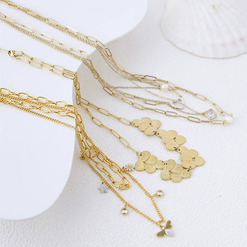 Wholesale Women's Stainless Steel Goldplated Fashion Flower Necklace With Electroplating Treatment
