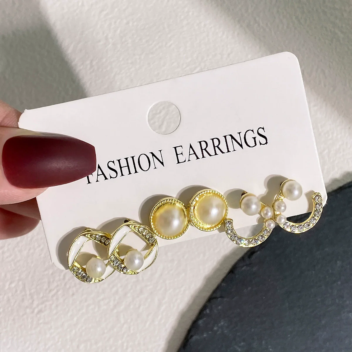 Wholesale Women's Sweet Geometric Artificial Pearl And Alloy Fishtail Moon Earrings Set With Pearl Inlaid - Image 2