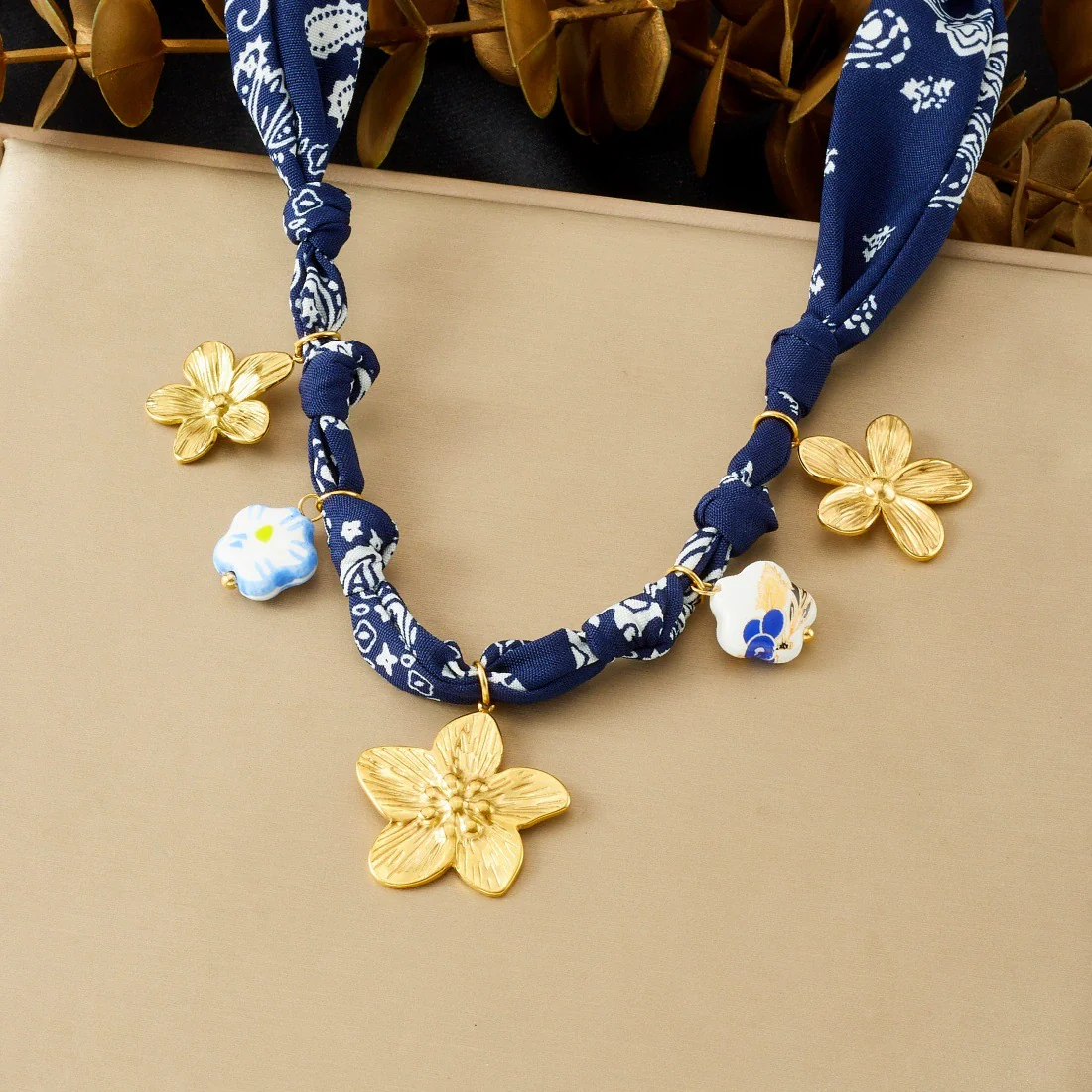 Wholesale Women's Vintage Blue Printed Ceramic Painted Flower Goldplated Stainless Steel Pendant Jewelry Set With Regular Chain Featuring Plants And Flowers Pattern - Image 6
