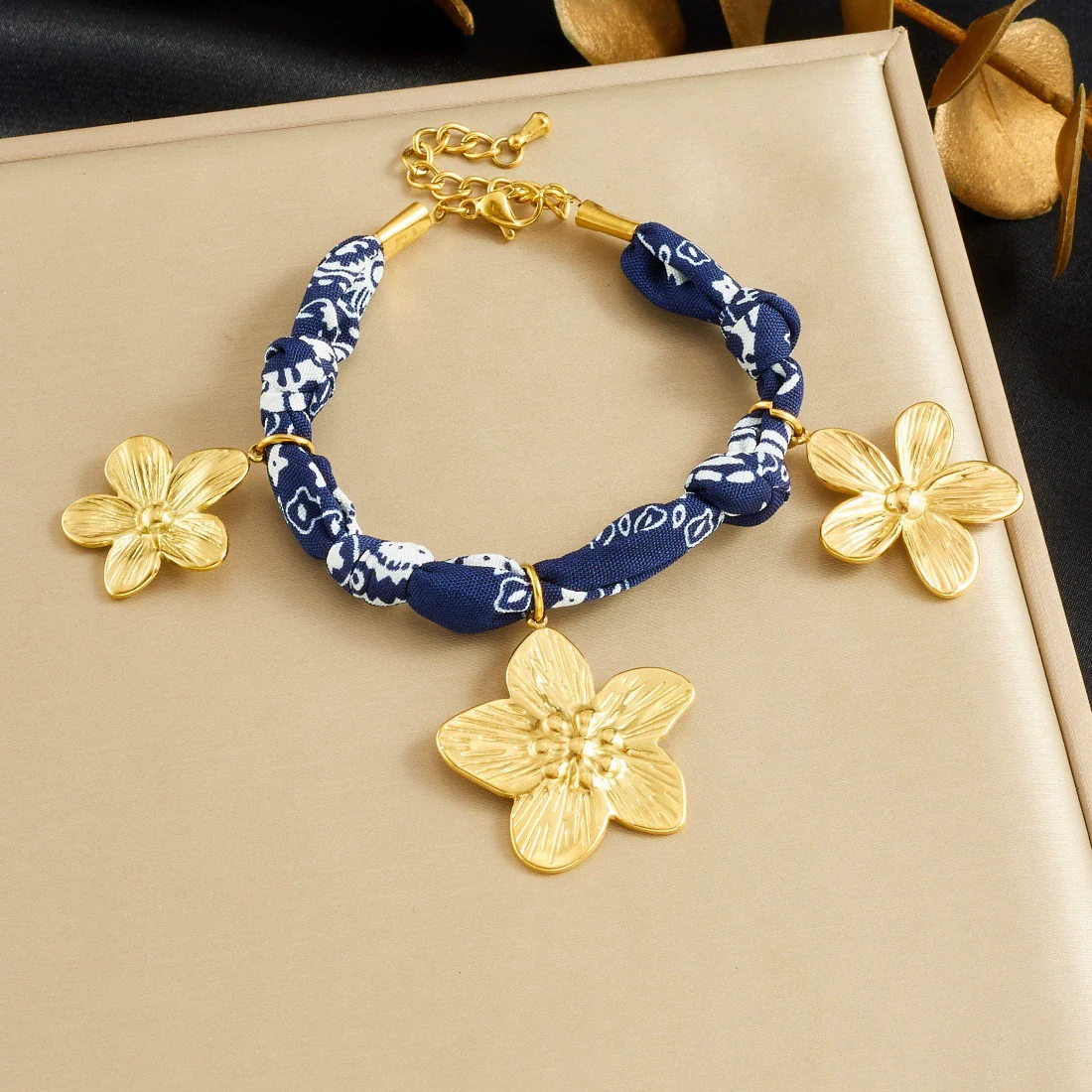 Wholesale Women's Vintage Blue Printed Ceramic Painted Flower Goldplated Stainless Steel Pendant Jewelry Set With Regular Chain Featuring Plants And Flowers Pattern - Image 7