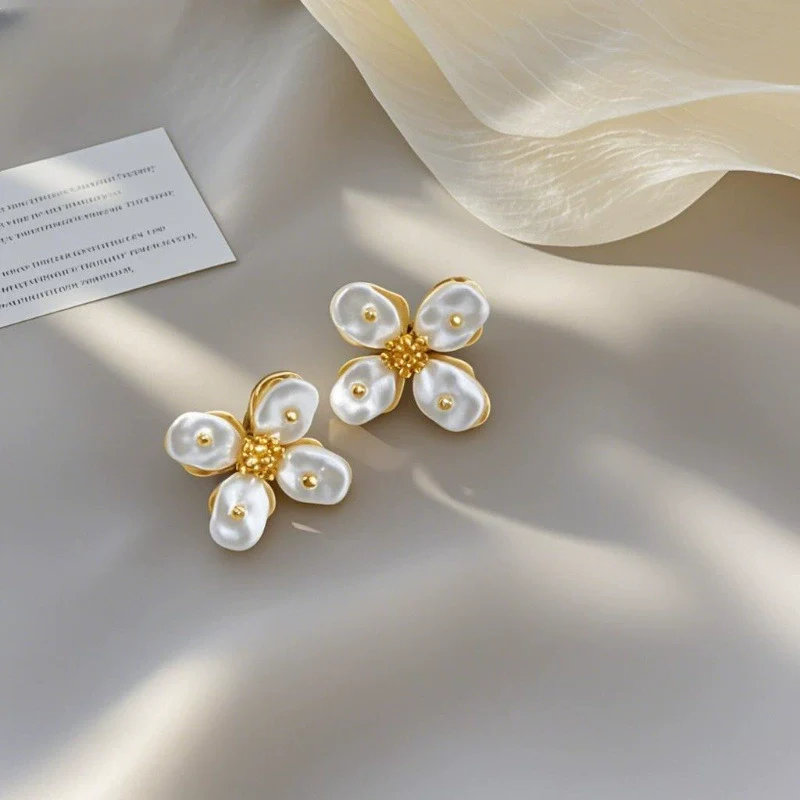 Wholesale Zinc Alloy Flower Earrings For Women Electroplated Sweet Design - Image 2