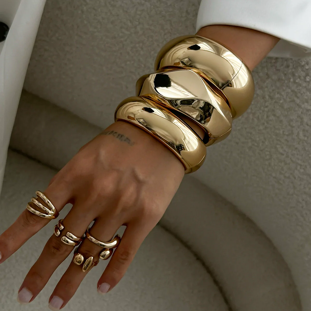 Wholesale Zinc Alloy Geometric Exaggerated Cut Electroplated Open Bracelet