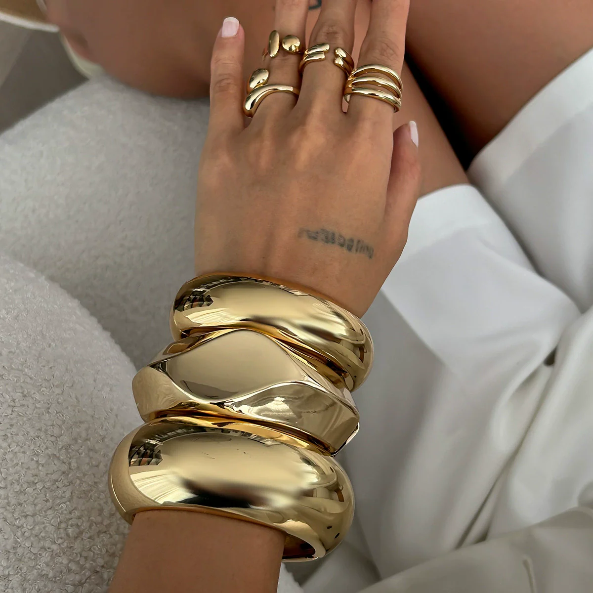 Wholesale Zinc Alloy Geometric Exaggerated Cut Electroplated Open Bracelet - Image 2