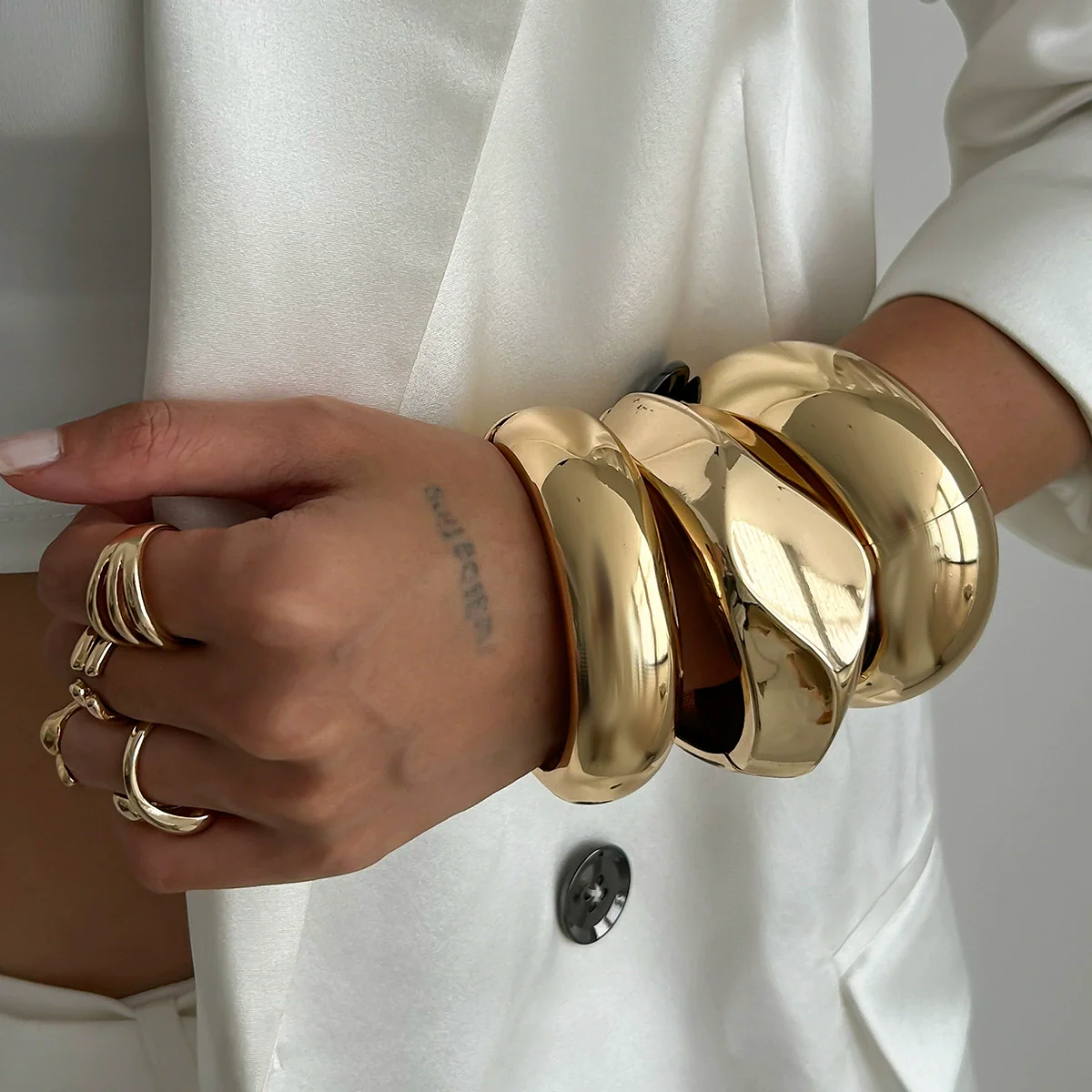 Wholesale Zinc Alloy Geometric Exaggerated Cut Electroplated Open Bracelet - Image 3