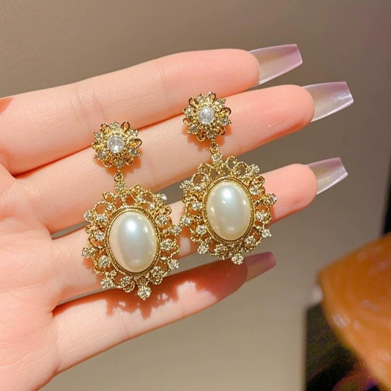 Wholesale Zinc Alloy Rhinestone Pearl Electroplated Geometric Oval Hollow Women's Earrings Retro Elegant Light Luxury