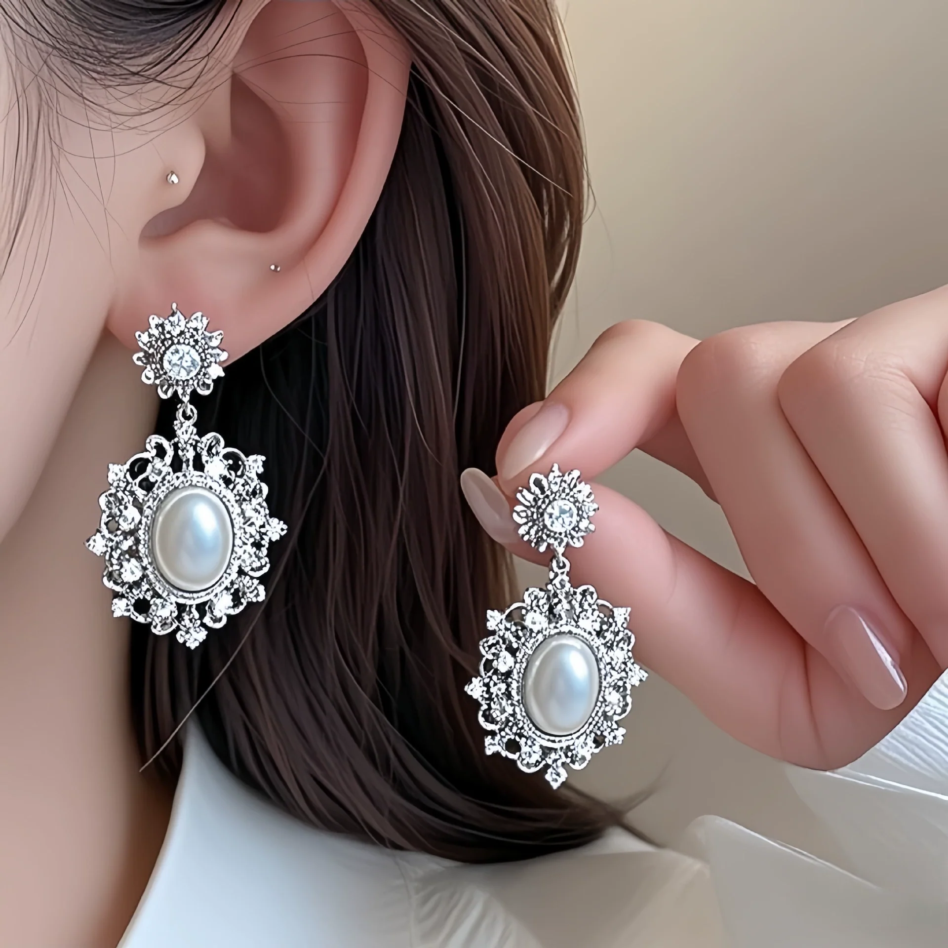 Wholesale Zinc Alloy Rhinestone Pearl Electroplated Geometric Oval Hollow Women's Earrings Retro Elegant Light Luxury - Image 2