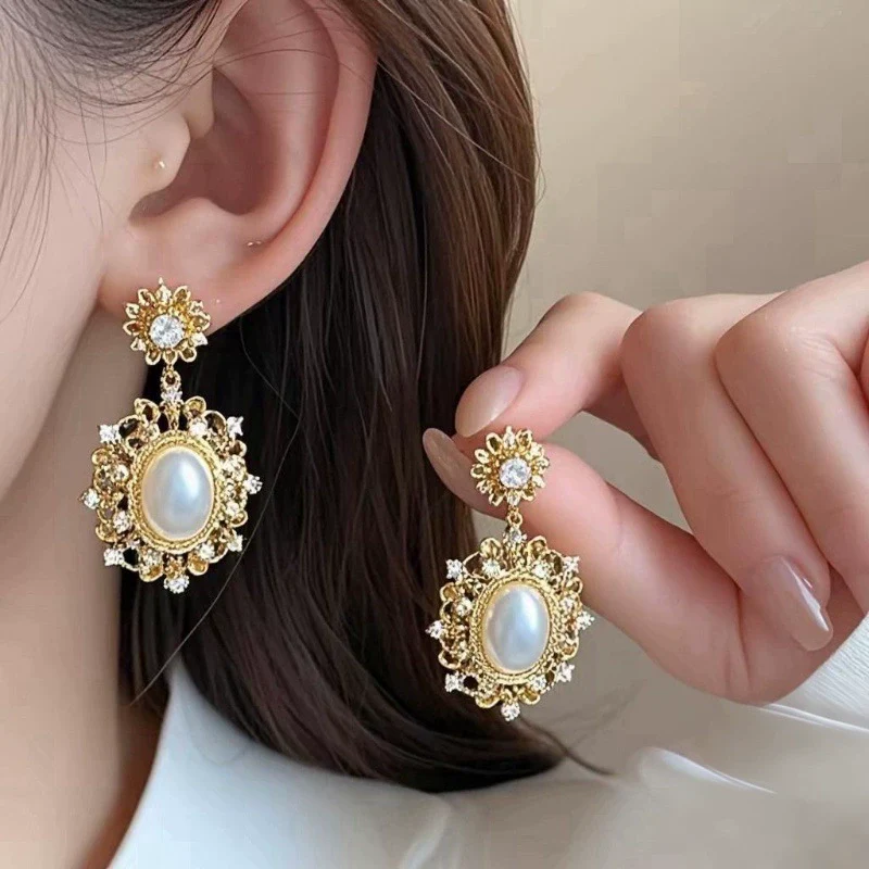 Wholesale Zinc Alloy Rhinestone Pearl Electroplated Geometric Oval Hollow Women's Earrings Retro Elegant Light Luxury - Image 4