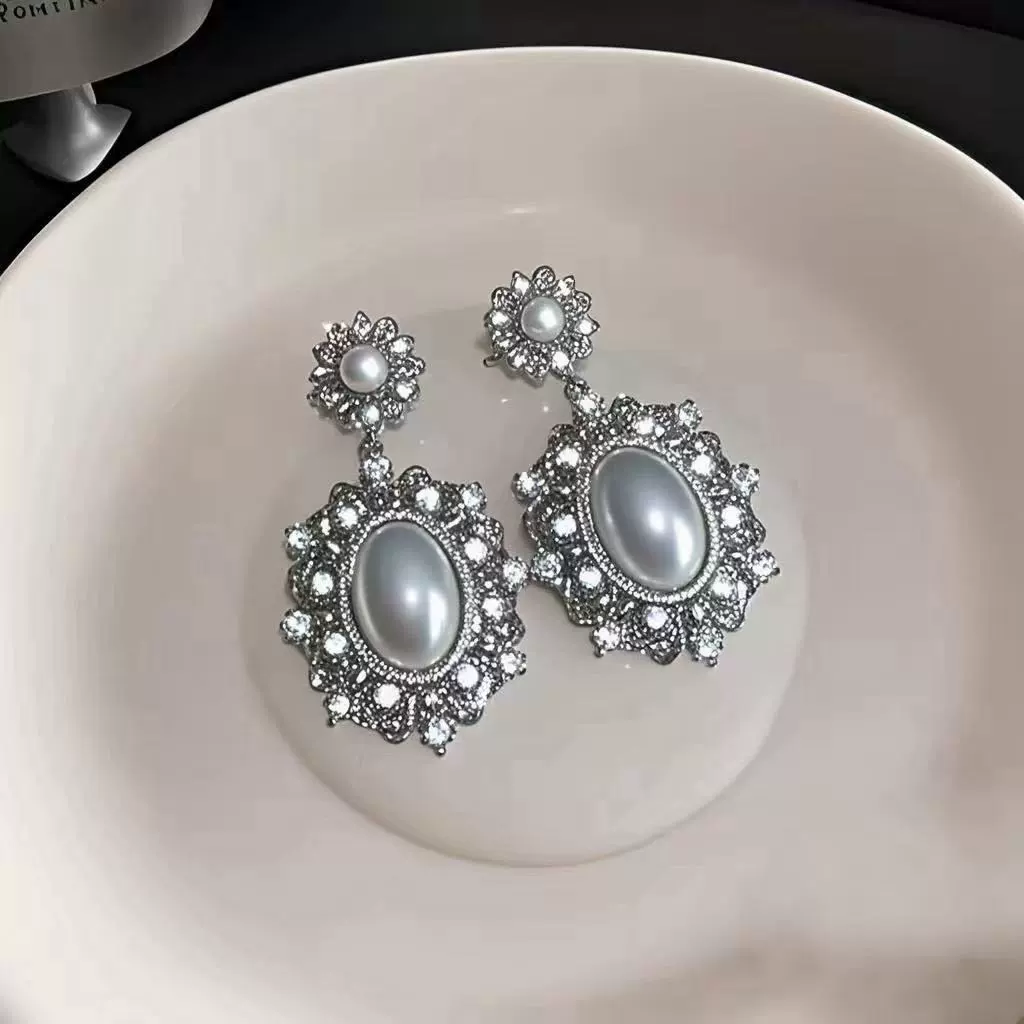 Wholesale Zinc Alloy Rhinestone Pearl Electroplated Geometric Oval Hollow Women's Earrings Retro Elegant Light Luxury - Image 7