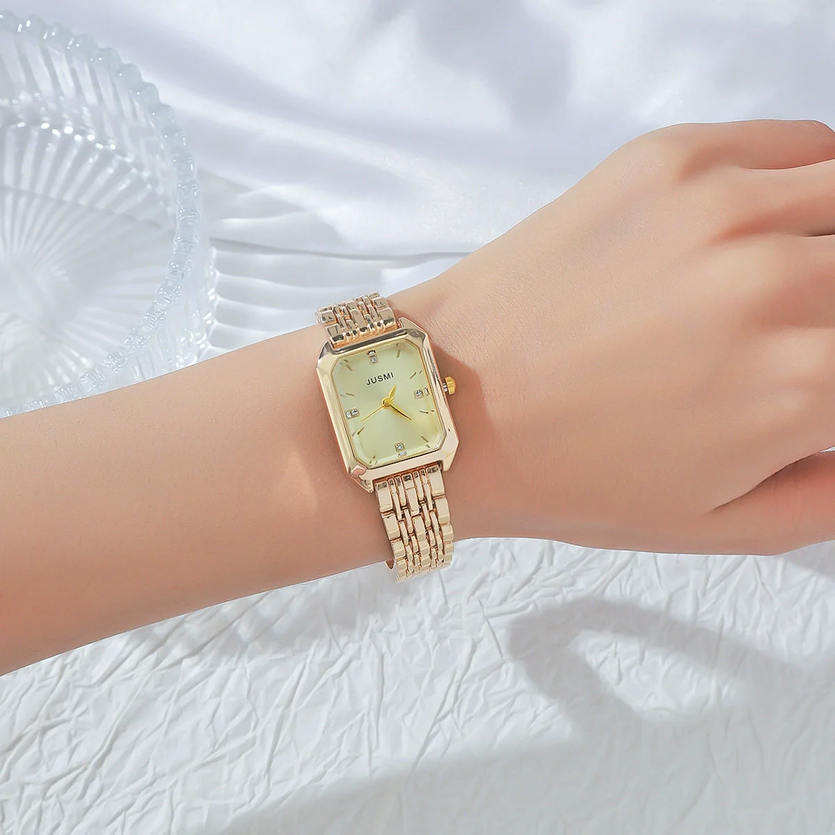 Women's Alloy Band Quartz Watch With Round Dial And Casual Style - Image 4