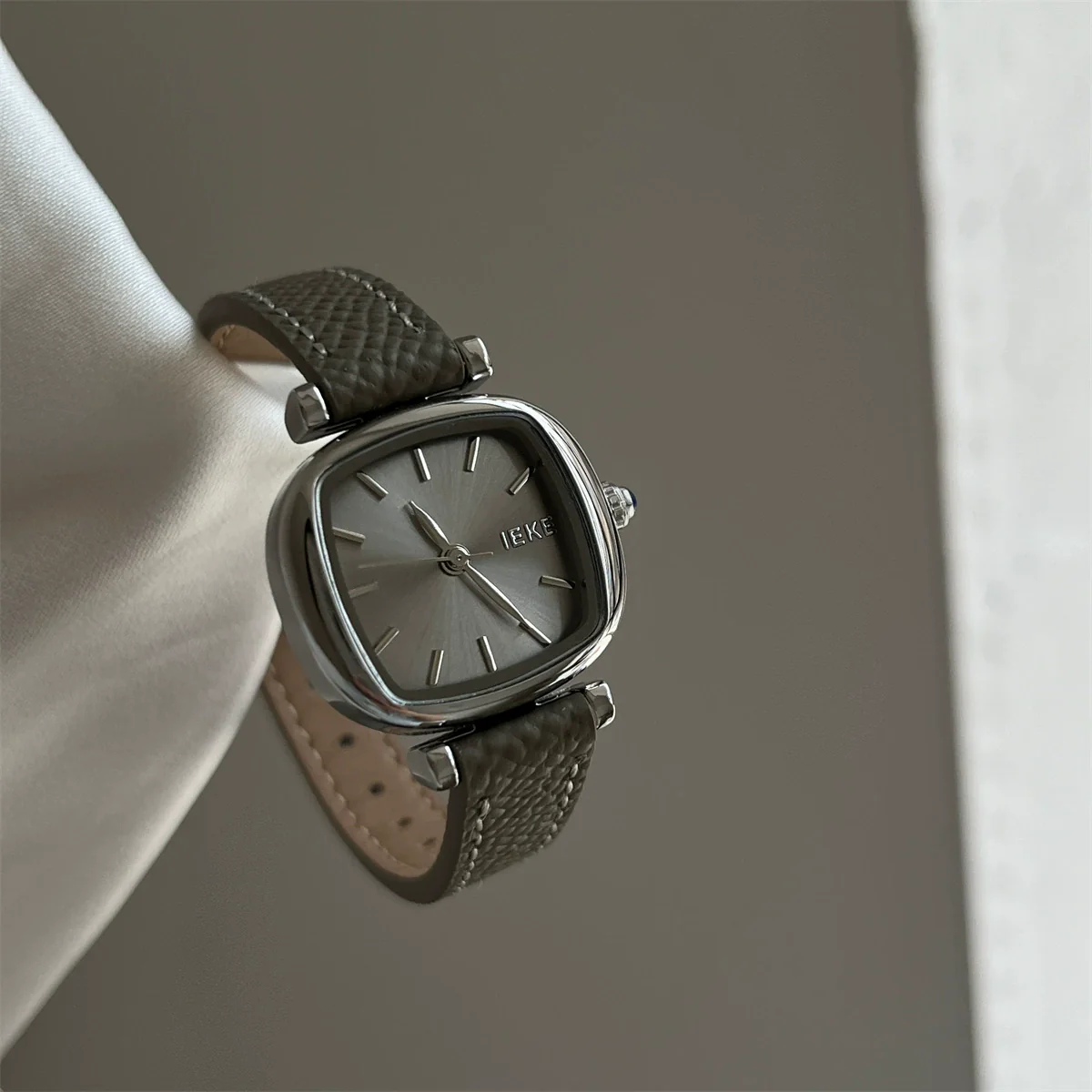 Women's Alloy Case Snakehead Watch Medieval Style Grey Belt - Image 4