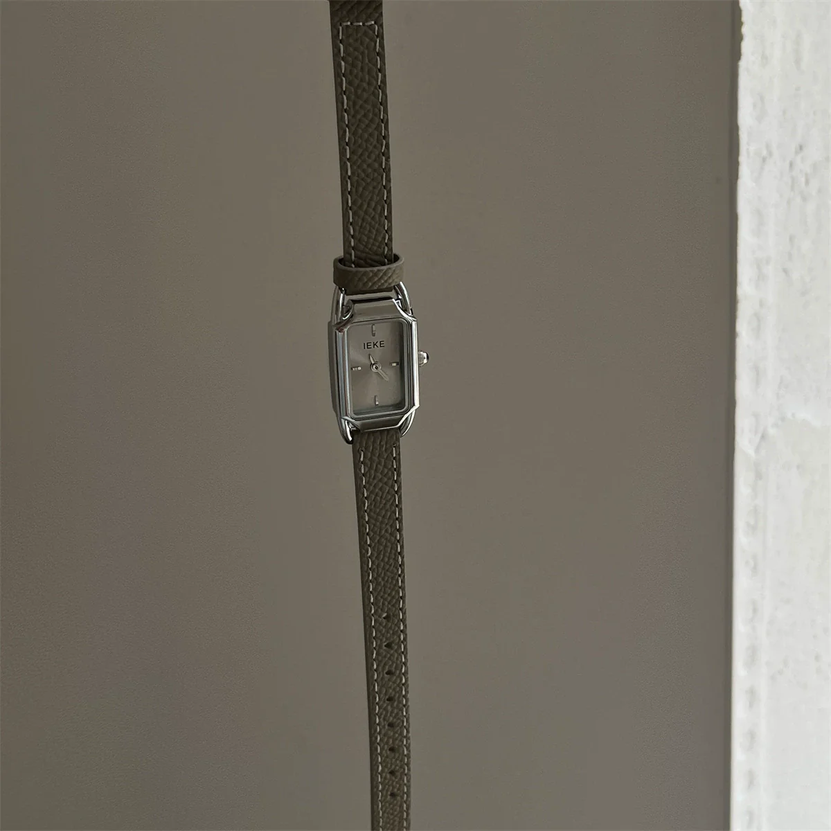 Women's Alloy Case Snakehead Watch Medieval Style Grey Belt - Image 7