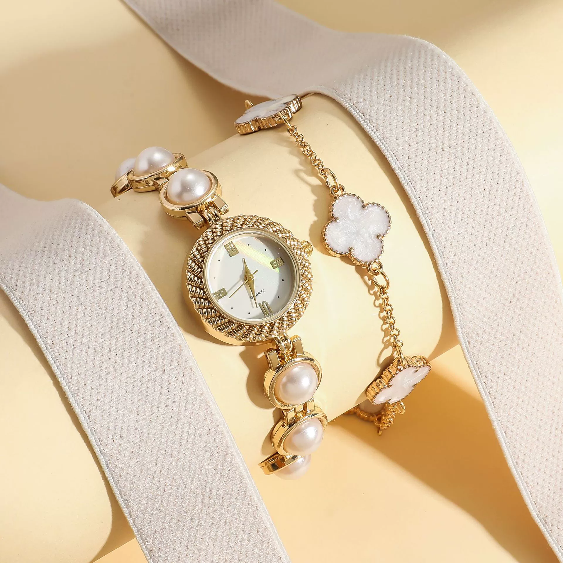 Women's Alloy Case Steel Band Imitation Leather Strap Round Dial Pearl Four Leaf Clover Simple Style Watch - Image 3