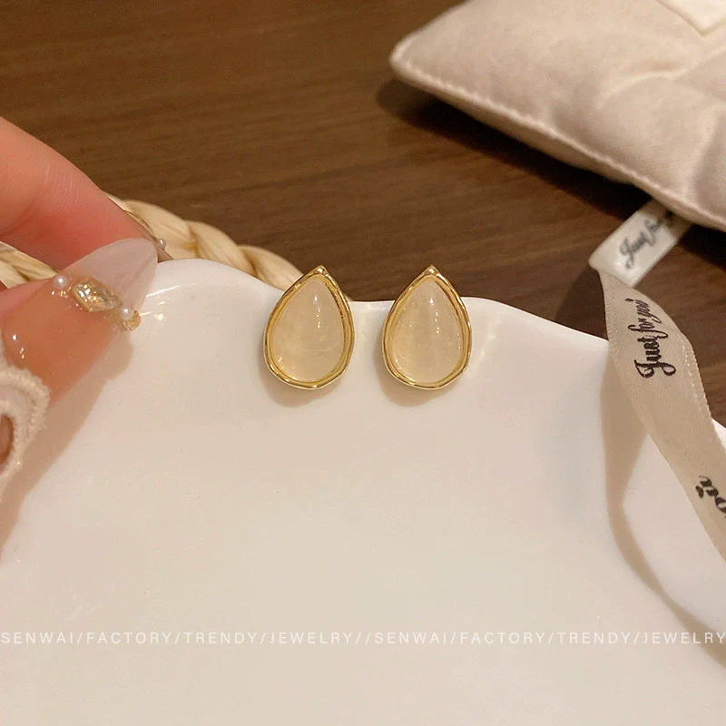 Women's Alloy Electroplated Cat's Eye Stone Drop Shape Earrings Light Luxury Minimalist Style - Image 2